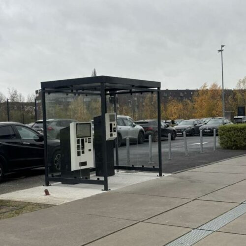 Overkapping voor automaten model Myla 21 Luxe betaalautomaat ticketautomaat overkapping 3 x 2m met 2 automaten erin. Wanden glas.